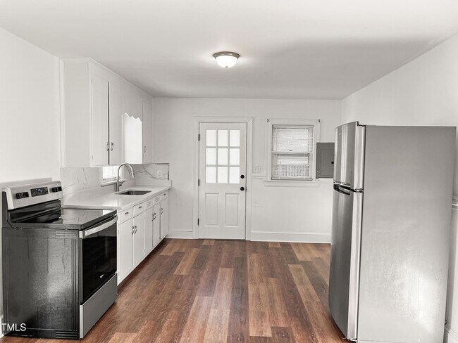 Foto del edificio - 1800 Rosewood Ave