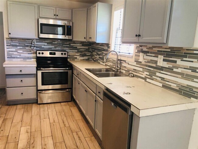 Building Photo - 3011 Truxillo St