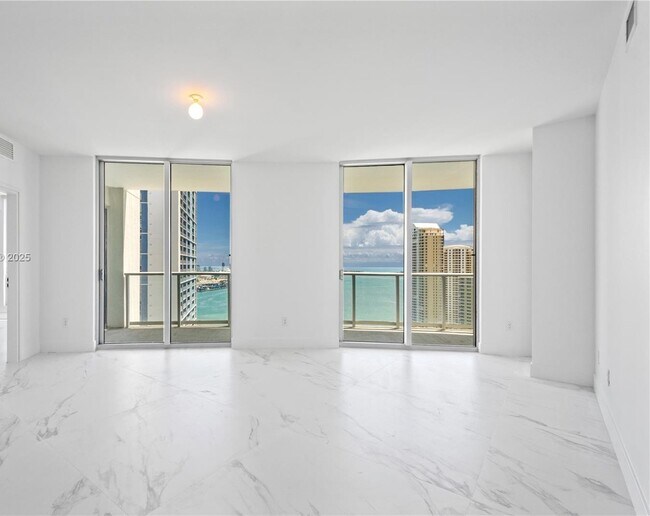 Building Photo - 300 S BISCAYNE Blvd