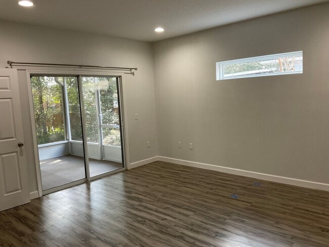 Building Photo - Close to Deland High School