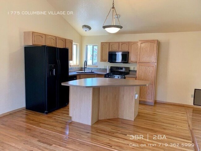 Building Photo - Beautiful interior single family home