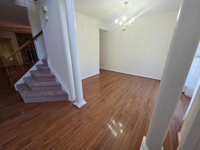 Building Photo - 558 Windsong Dr