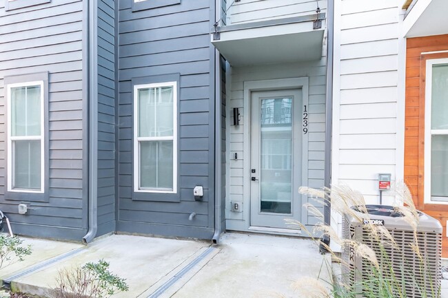 Building Photo - Beautiful 3 Bed, 3.5 Bath Townhome w/ Gara...