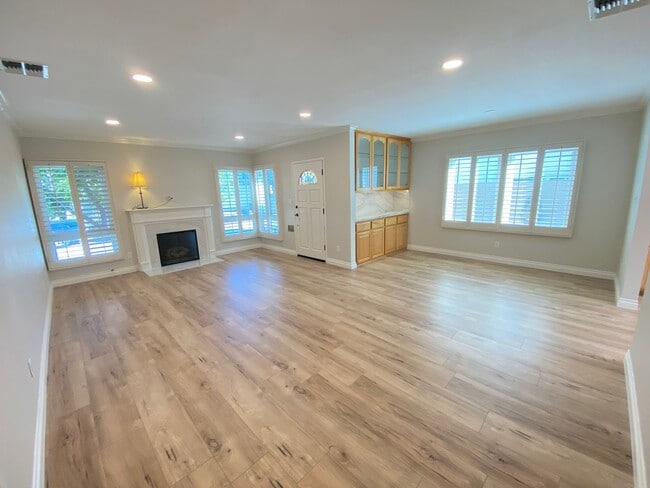 Building Photo - Beautifully Remodeled 3 Bedroom Naples Hom...