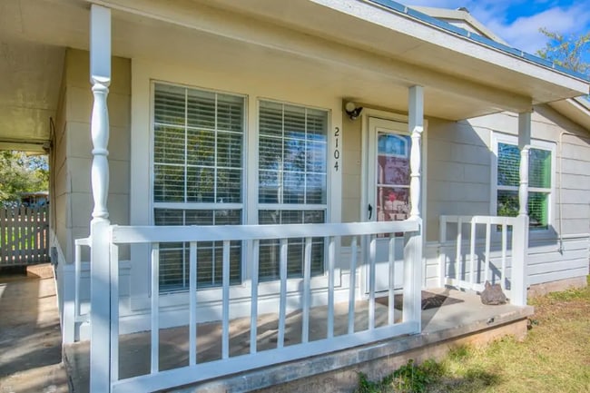 Building Photo - 2104 Juanita Ave