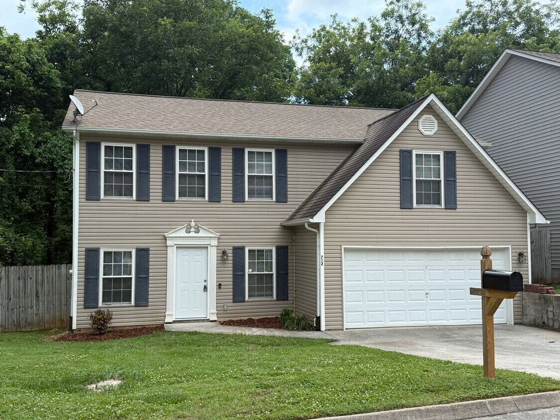 LOCATION! LOCATION! LOCATION! 4 Bedroom 2.5 Bath house in sought after Farragut location!! - LOCATION! LOCATION! LOCATION! 4 Bedroom 2.5 Bath house in sought after Farragut location!!