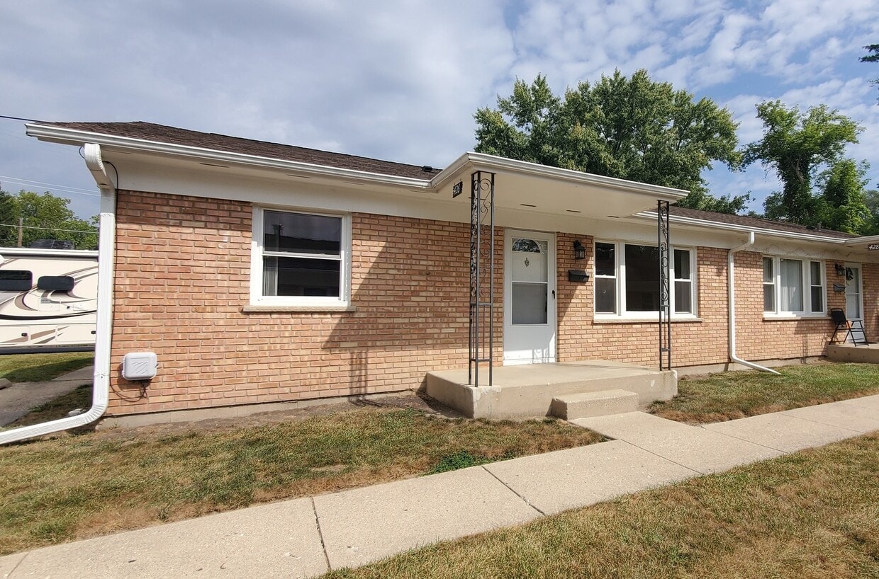 426 N Lord Ave, Carpentersville, IL 60110 Condo for Rent in