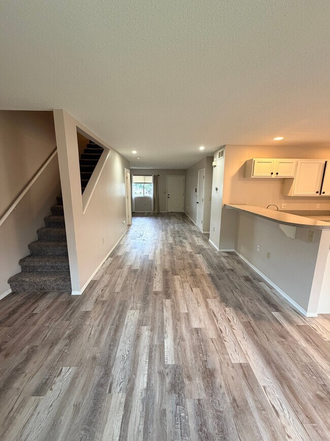 Building Photo - 1323 W Nottingham Cir