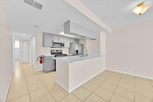 Foto del edificio - 2035 Royal Bay Blvd