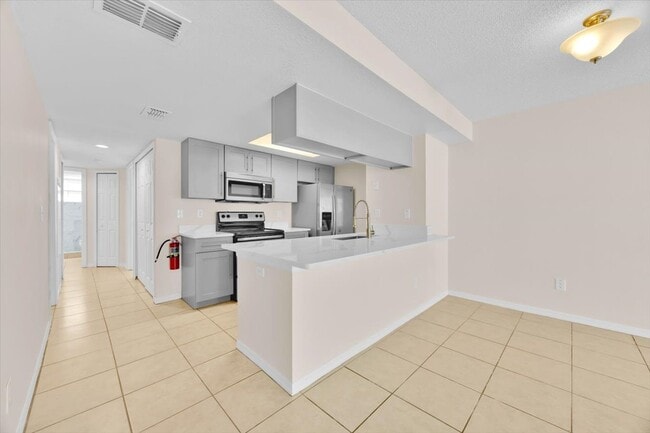 Building Photo - 2035 Royal Bay Blvd