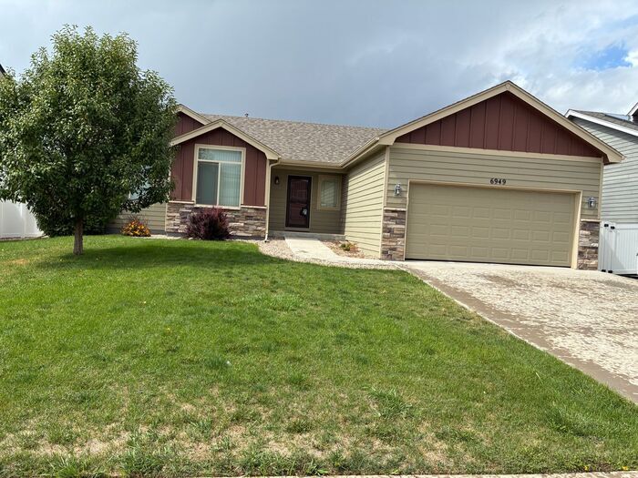 Foto principal - Beautiful 3 bed, 2 bath ranch w/fenced in ...