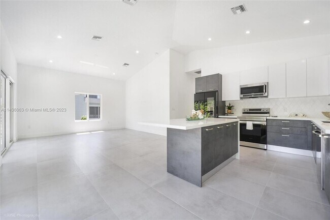 Foto del edificio - $4,200 5 Bowen Dr