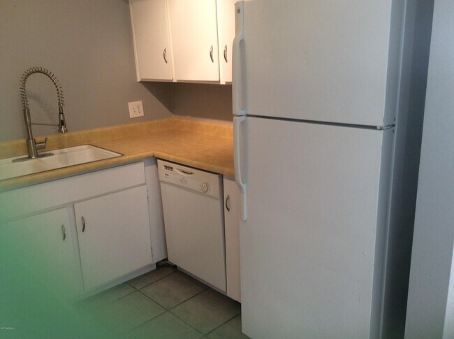 Foto del edificio - 2694 E Oakleaf Dr