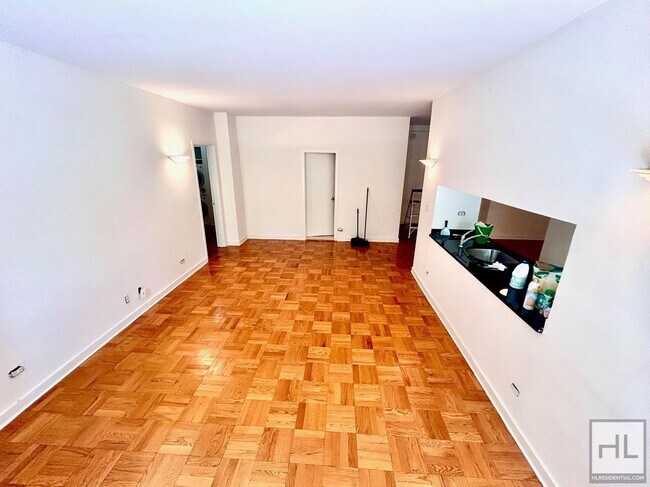 Building Photo - RENOVATED ALCOVE STUDIO IN DOORMAN BUILDING!