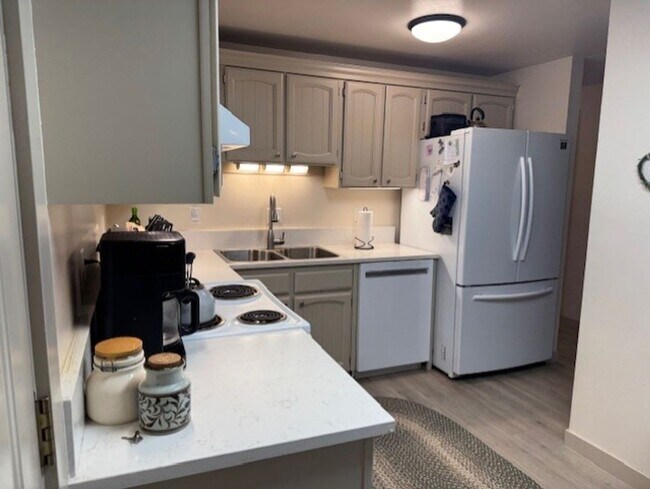 Foto del edificio - Updated home in a desirable SE neighborhood on a large lot