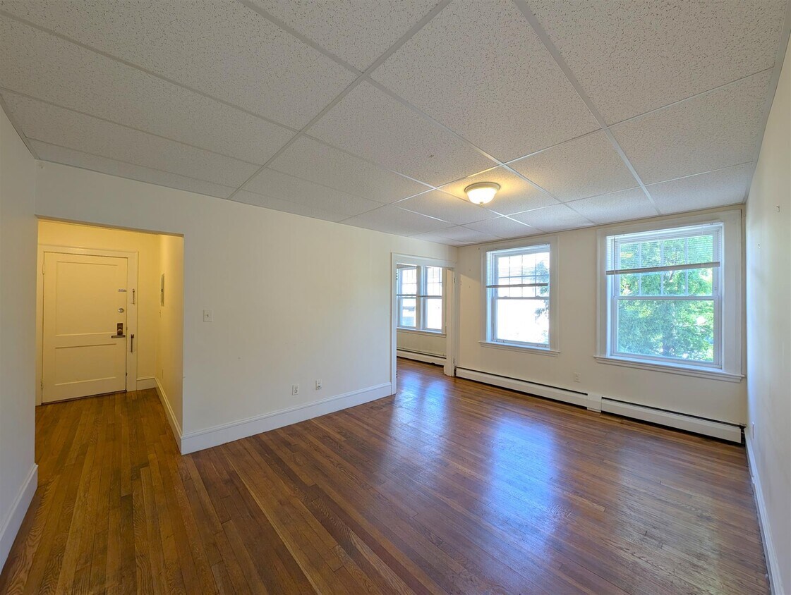 Primary Photo - 30 College Ave