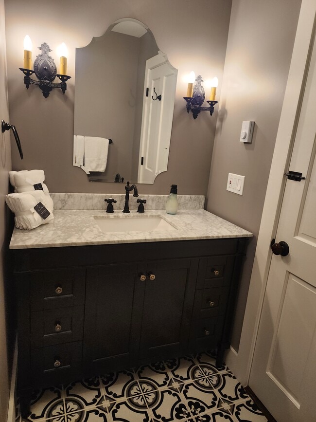 Building Photo - 432 E Main St