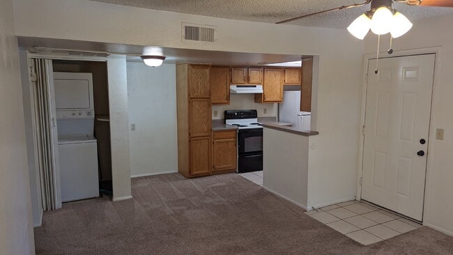 Building Photo - 1 Bedroom unit overlooking the Pool! Gated...