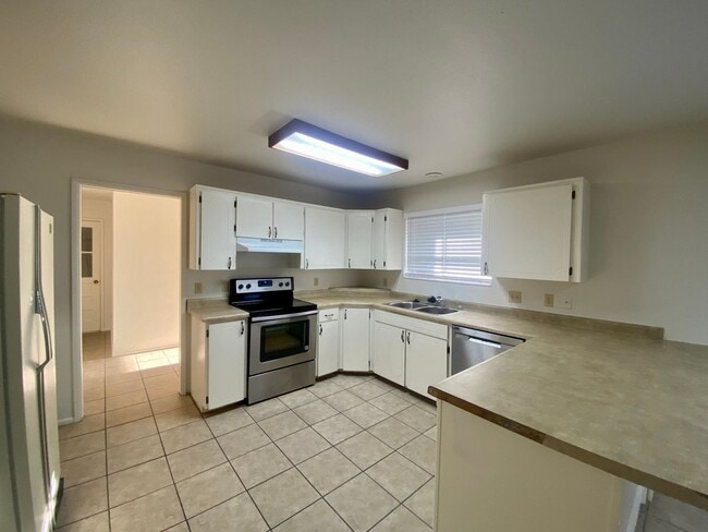 Building Photo - 4 br, 2 bath House - 635 S 200 E #6
