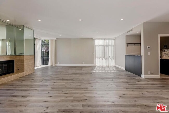 Building Photo - 323 N Palm Dr