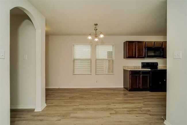 Building Photo - 17459 Linthorne St