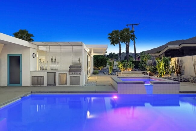 Foto del edificio - Mid-Century Steel Oasis in Palm Springs