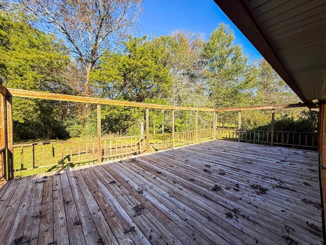 Building Photo - Newly repainted 3-bedroom, 2-bath home