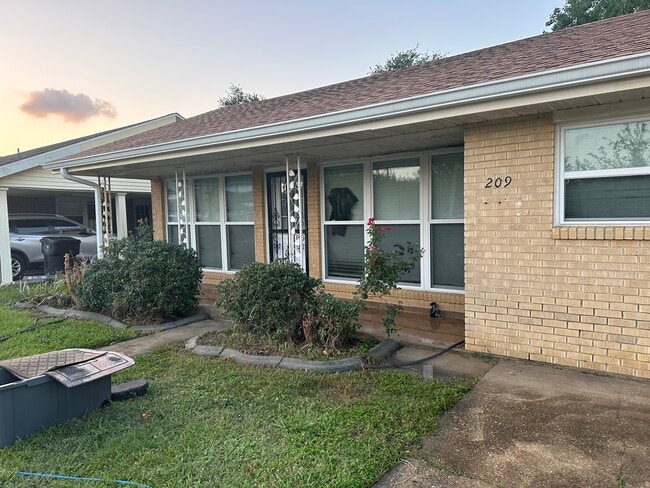 Building Photo - 209 Cougar Dr