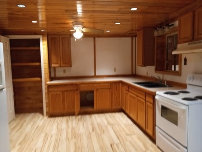 Building Photo - 1574 Armstrong Rd