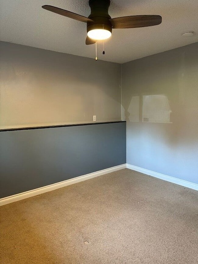 Building Photo - The Perfect Family Home! Large Yard, Deck ...