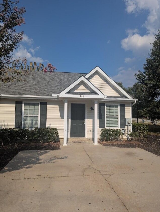 Primary Photo - 708 Creekside Dr