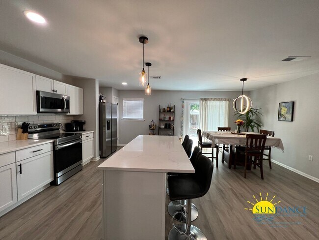Building Photo - Stunning 3 Bedroom home in Fort Walton Beach!