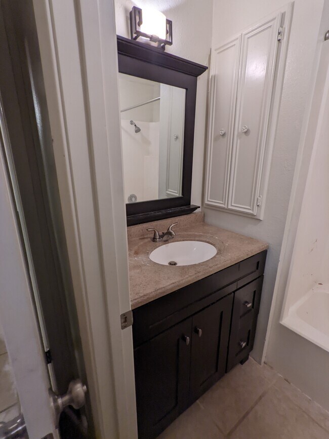 Building Photo - 906 Spring Loop