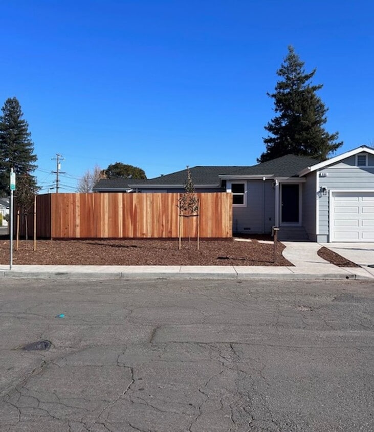 2 Bedroom, 1 Bath House with a 1 Car Garag... House Rental in Santa