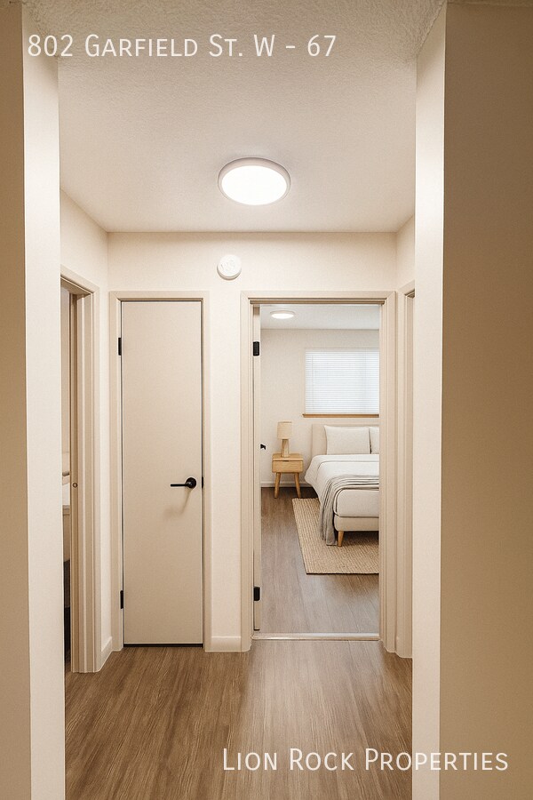 Foto del edificio - 802 Garfield St W