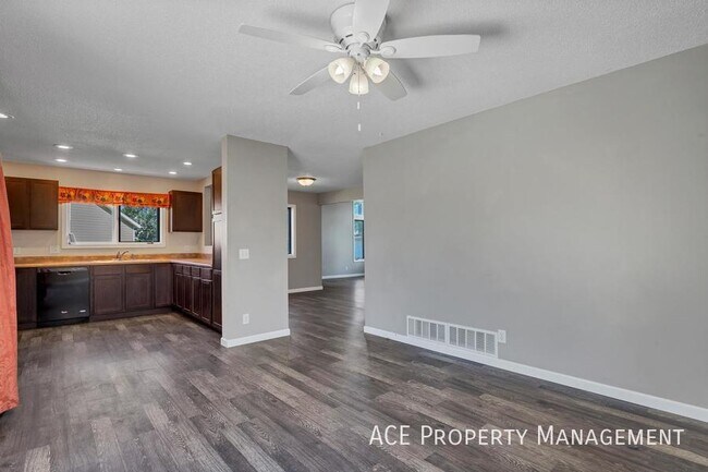 Foto del edificio - 1227 Clover Ridge Dr