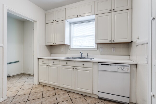 Building Photo - 4129 Grassmere Ln