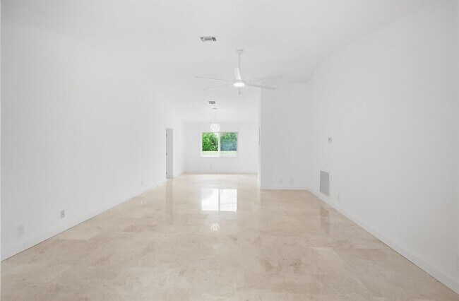 Foto del edificio - 235 NW 3rd Ct