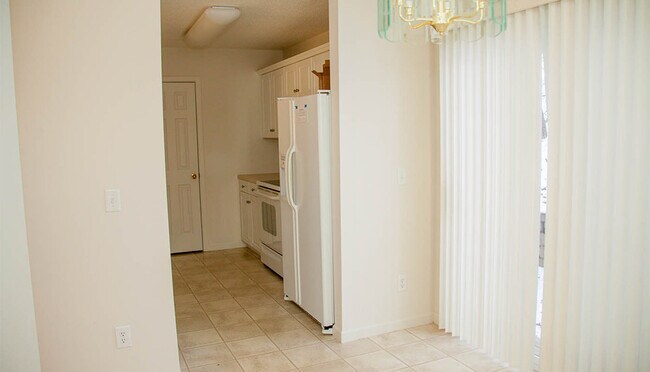 Building Photo - 918 Camelot Ln