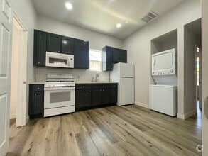 Building Photo - 656 S 7th St