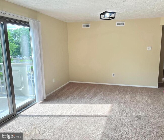 Foto del edificio - 8357 Claremont Woods Dr