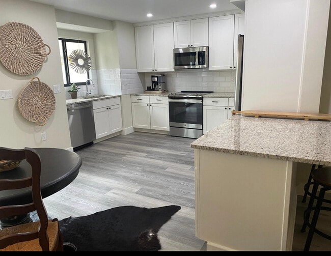 Building Photo - 413 S Melville Ave