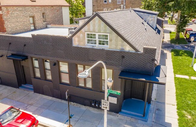 Edificio de apartamentos - 2657 W Luther St