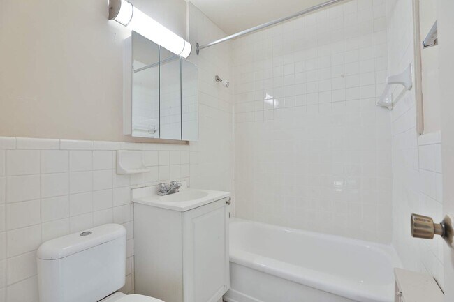 Photo du bâtiment - 2223 Eglinton Ave