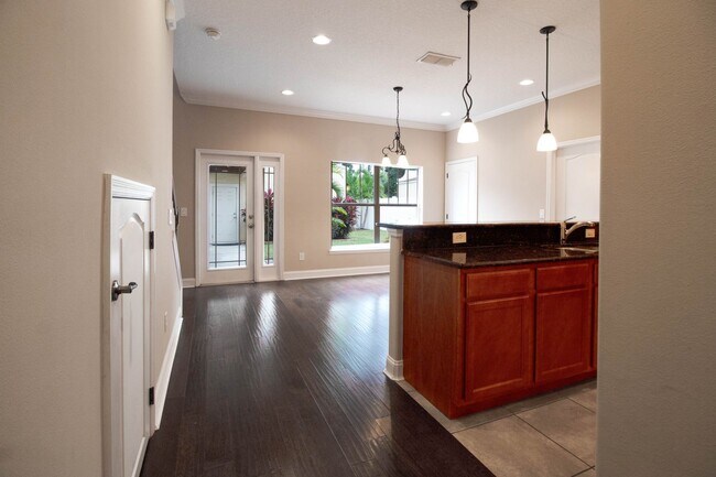 Building Photo - Charming 3 Bed/2.5 Bath Townhome in the Be...