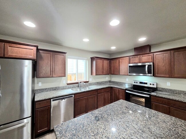 Building Photo - 3-Bed, 2.5-Bath Townhome w/ 2-Car Garage! *Eastmont School District*
