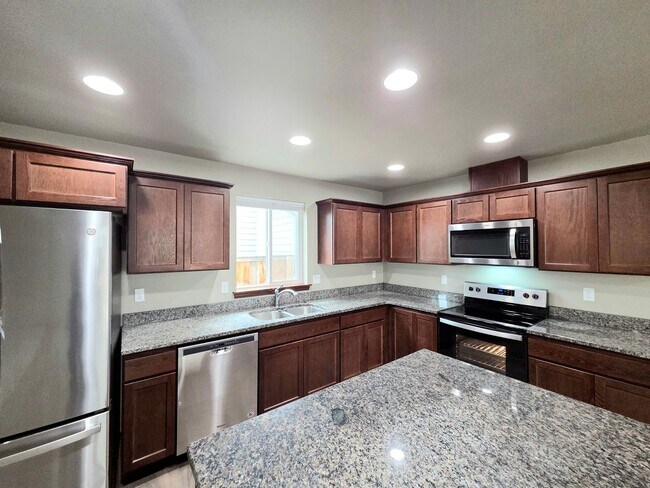 Foto del edificio - 3-Bed, 2.5-Bath Townhome w/ 2-Car Garage! *Eastmont School District*