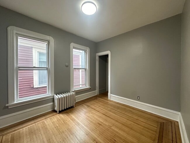 Building Photo - Beautiful 4 bedroom duplex!