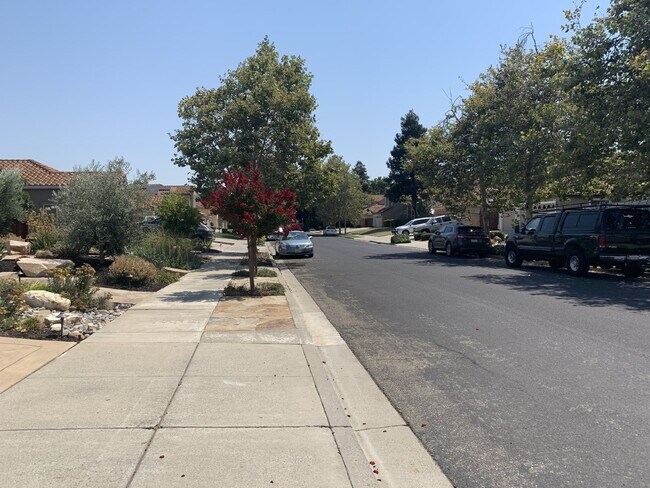 Building Photo - Executive Beauty in Brentwood