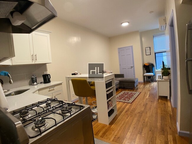 Building Photo - MODERN 2 BED 1 BATH WITH DISHWASHER INCLUDED
